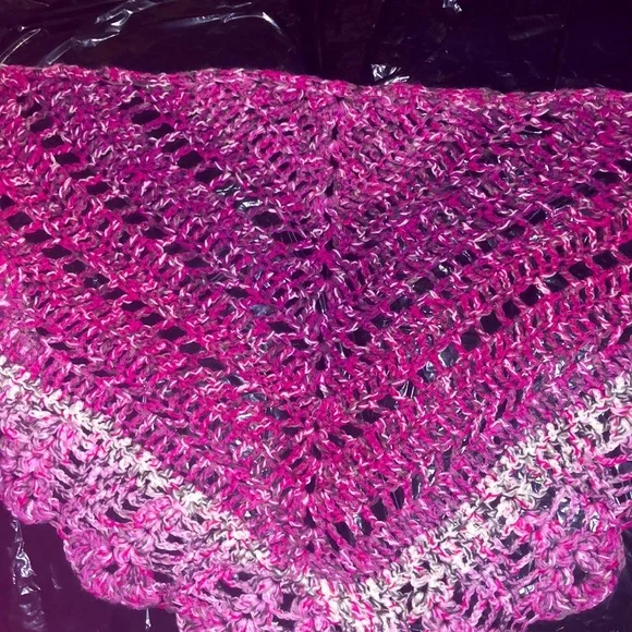 Pink confetti shell triangle shawl - Picture 5 of 5